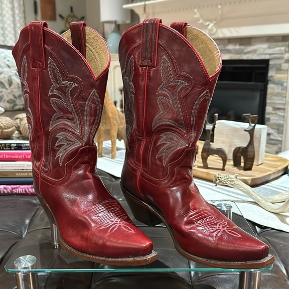 Justin Boots Shoes - Justin Women’s Embroidered Leather Western Boots in Red, Size 10 Wide.